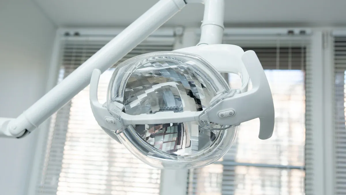 Sfaturi esențiale pentru întreținerea și curățarea echipamentelor de iluminat medical